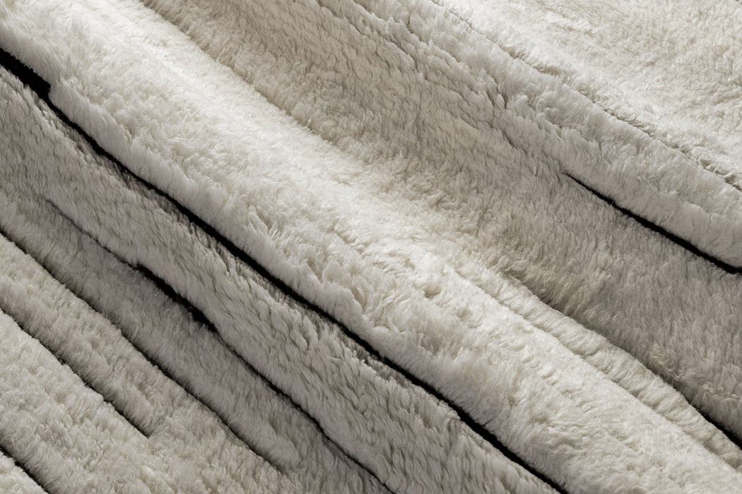 Akula Rug – White / Espresso