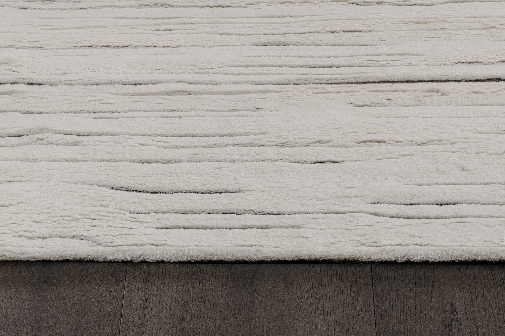 Akula Rug – White / Espresso