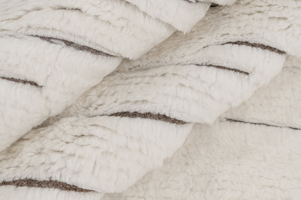 Akula Rug – White / Espresso